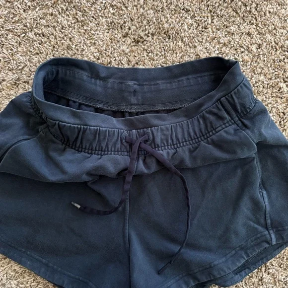 lululemon Women's Inner Glow High-Rise Short 3” in Acid Navy, size 4 - Picture 4 of 7